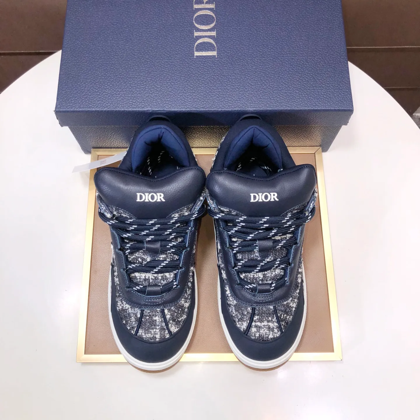 Ex-factory price: 800💶 (top original order) Brand: Dior (Dior) Standard code: Men's size 39-44 (45 customized) Grade: Same as the official website Material: Top original cowhide stitched together Original wear-resistant and lightweight outsole Style category: Fashionable casual shoes Distinguished luxury brand elements top luxury Color: Color of the actual picture